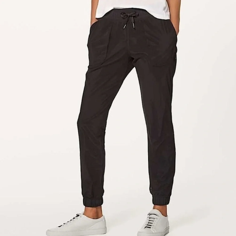 Lululemon black mesh overlay modern joggers